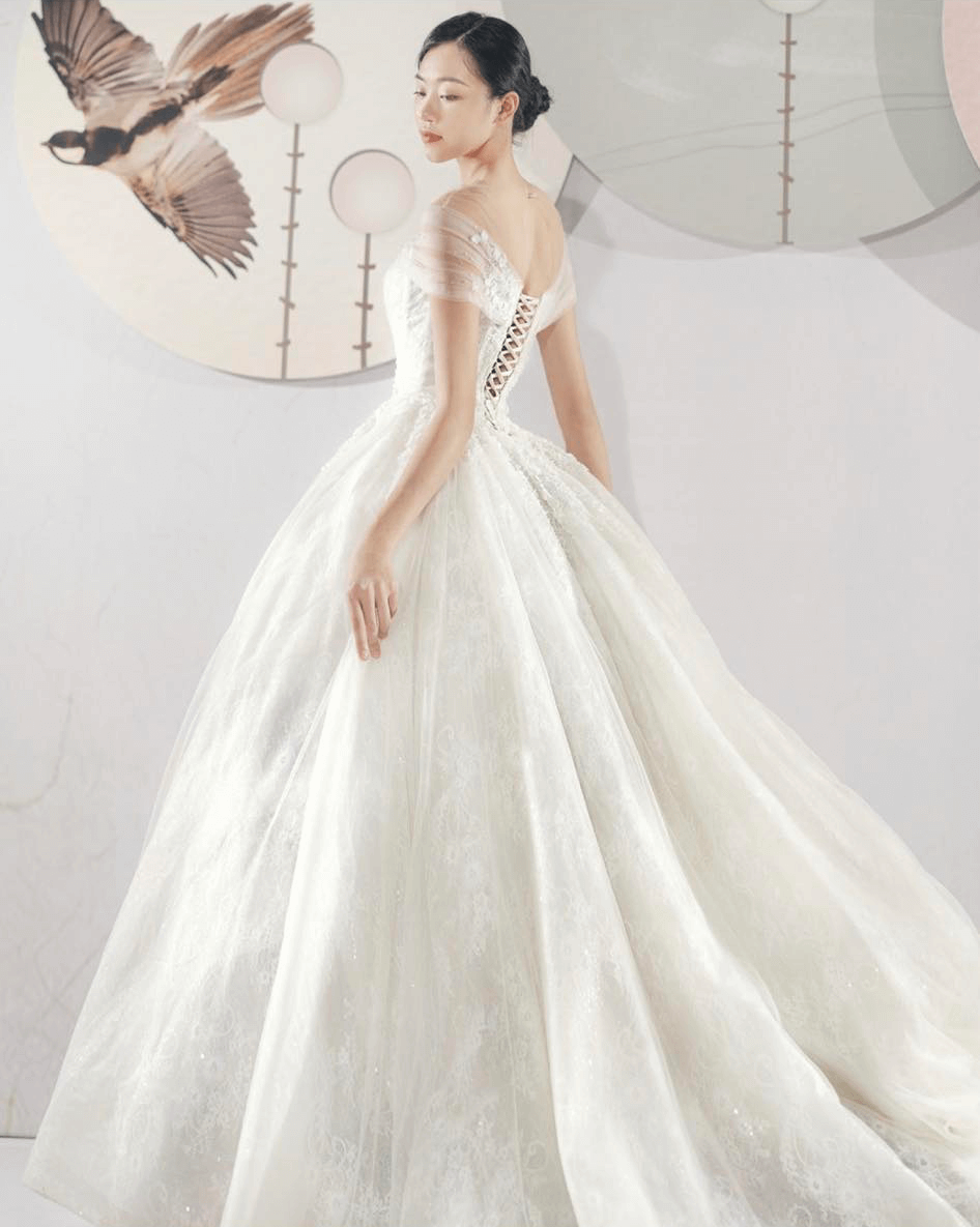6 mẫu váy cưới thiết kế dáng trễ vai nổi bật ấn tượng nhất năm 2022   BachTuyet